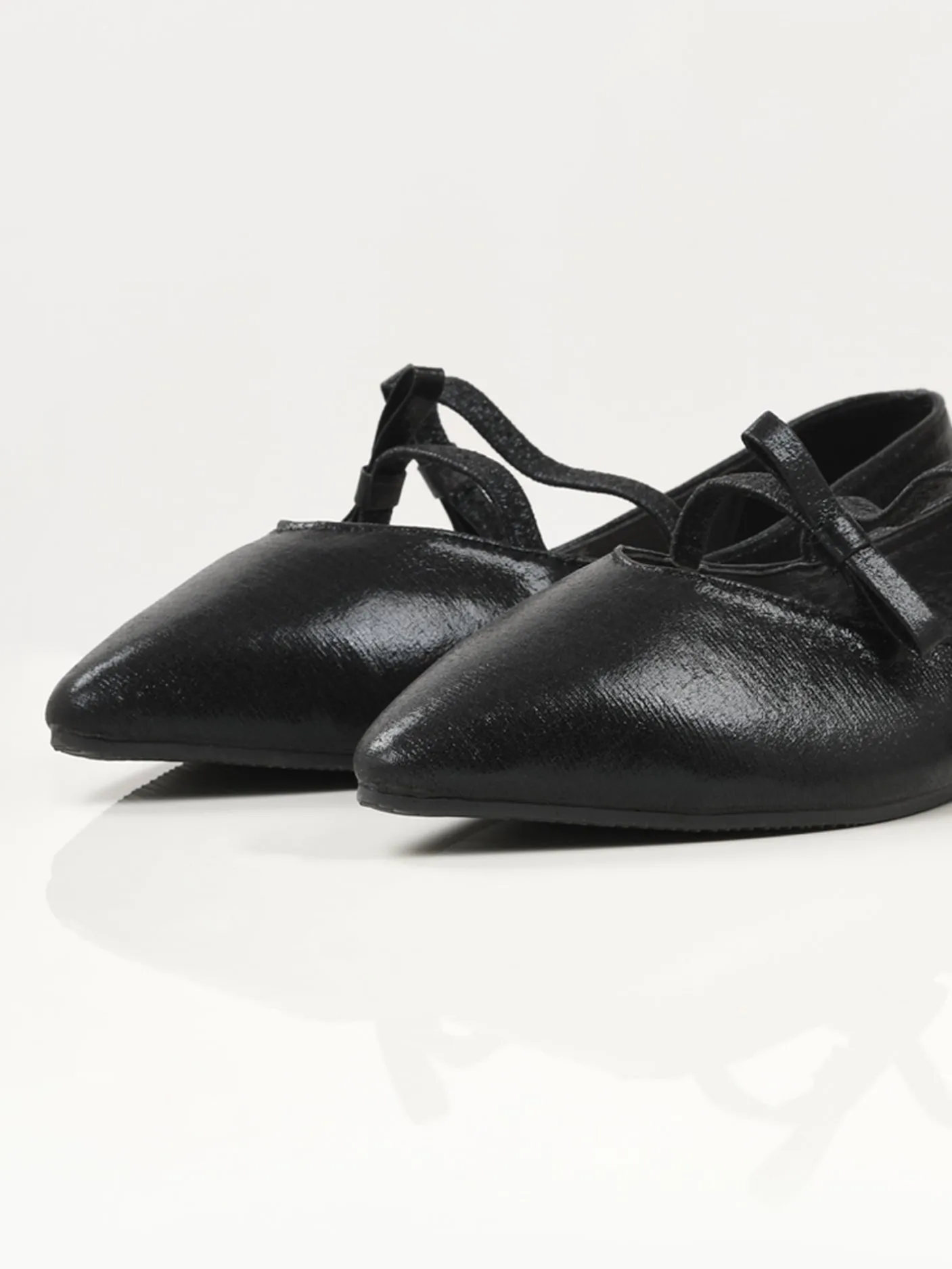 Shiny Pointed Shoes - Black